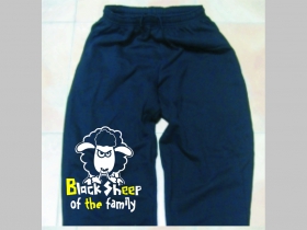čierna ovca rodiny  čierne teplákové kraťasy s tlačeným logom